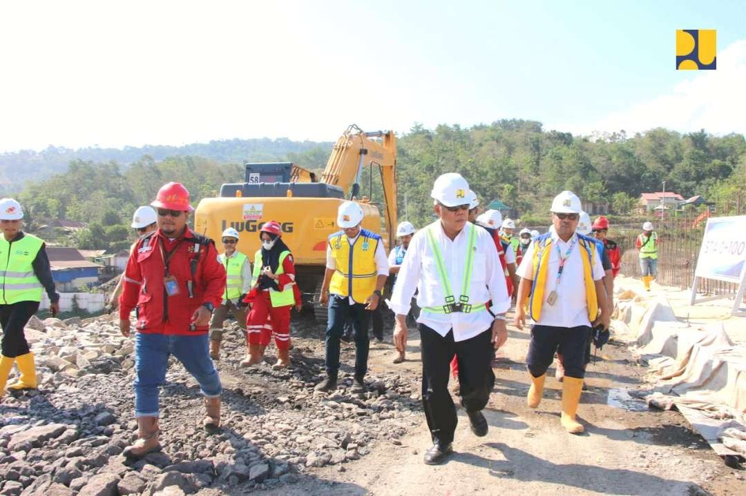 Menteri PUPR Basuki Hadimuljono dan tim dari Direktorat Jenderal Sumber Daya Air meninjau pembangunan Bendungan Pamukkulu Kabupaten Takalar, Sulawesi Selatan, pada Kamis 27 Juli 2023. (foto: istimewa)