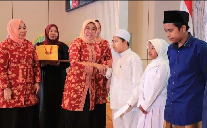 Ketua Dharma Wanita Persatuan (DWP) Ditjen Bimas Islam Kementerian Agama Lia Kamaruddin Amin, dalam program membuat anak yatim ceria ( Foto: Kemenag)