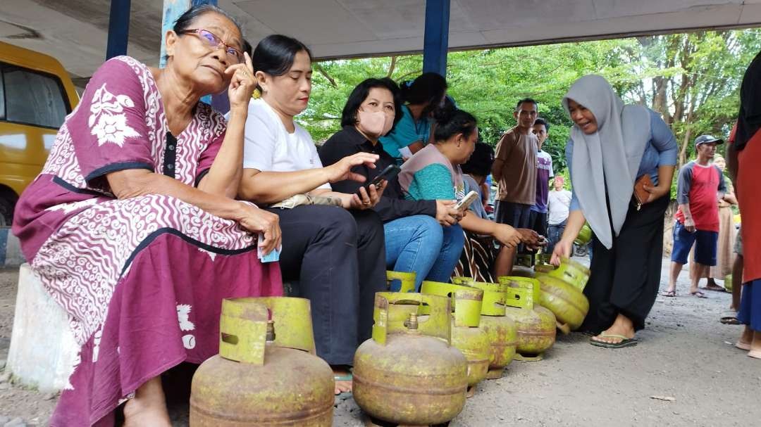 Sejumlah warga terlihat duduk santai menunggu antrean pembelian elpiji 3 kg dalam operasi pasar yang digelar di terminal Sasak Perot, Kecamatan Glagah (Foto: Muh Hujaini/Ngopibareng.id)