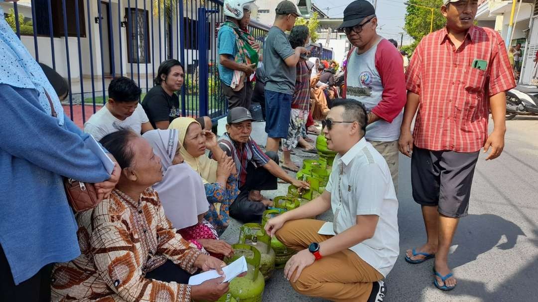 Pemilik Pangkalan Elpiji Percepat Pendistribusian Elpiji Bersubsidi ke Warga (Foto: Fendi Lesmana/ngopibareng.id)