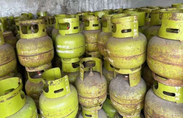 Tumpukan tabung LPG di sebuah pangkalan di Kota Probolinggo.  (Foto: Ikhsan Mahmudi)