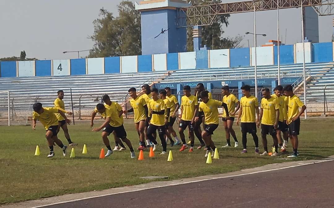 Persela sedang menjalani official training di Stadion Surajaya Lamongan (Foto : Imron Rosidi/Ngopbareng.id)