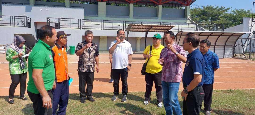 Ketua KONI Jatim, M Nabil (putih) saat meninjau kesiapan venue Porprov di Jombang, Kamis 27 Juli 2023. (Foto: KONI Jatim)