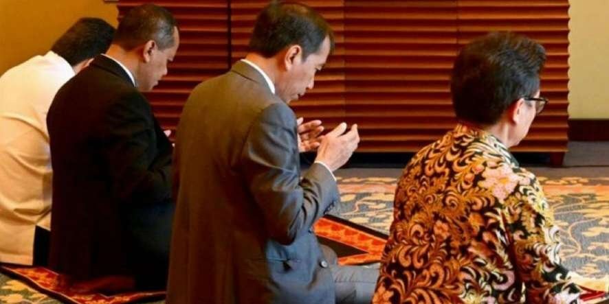 Presiden Joko Widodo khusyuk berdoa saat menunaikan Salat Jumat di Hotel Shangri-La, Chengdu, Republik Rakyat Tiongkok (RRT), Jumat 28 Juli 2023. Bertindak sebagai khatib sekaligus imam dalam salat Jumat itu Menteri Koordinator Bidang Pembangunan Manusia dan Kebudayaan (Menko PMK) Muhadjir Effendy. (Foto: Biro Komunikasi Kementerian PMK)