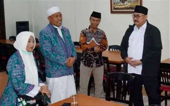 Wakil Bupati Bondowoso Irwan Bachtiar Rahmat saat penjemputan seremonial jemaah haji Bondowoso di Probolinggo, Kamis 27 Juli 2023.(Foto: Humas Kemenag Bondowoso)