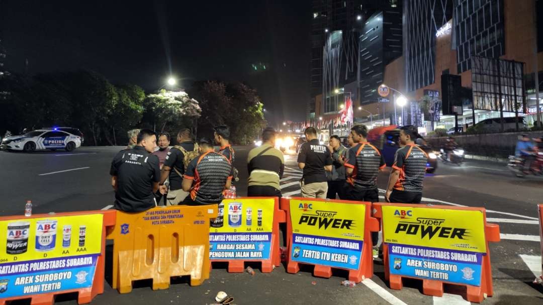 Aparat siaga di pos penyekatan Bundaran Waru, Surabaya, Jumat 28 Juli 2023. (Foto: Fariz Yarbo/Ngopibareng.id)