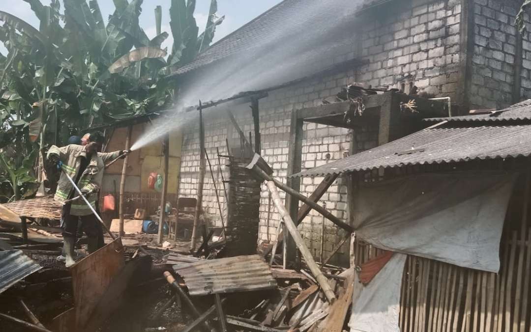 Kebakaran yang terjadi kandang kambing di Kecamatan Sukodadi, Lamongan. (Foto: Istimewa)