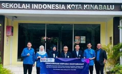 Tim Pengabdian Masyarakat Program Studi Pendidikan Dasar, Sekolah Pascasarjana (SPs), Universitas Negeri Malang (UM) melakukan pengabdian di Sekolah Indonesia Kota Kinabalu (SIKK), Sabah, Malaysia pada Juni hingga Juli 2023. (Foto: pr-um)