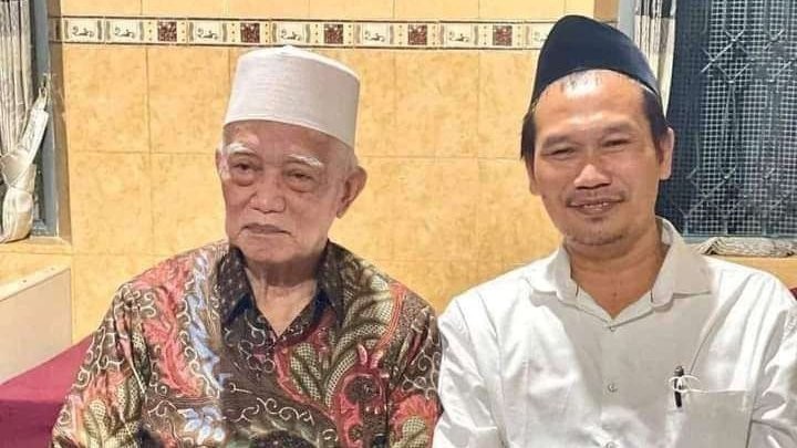 KH Ahmad Bahauddin Nursalim alias Gus Baha bersama KH. Muhammad Anwar Manshur, Pengasuh Pesantren Lirboyo Kediri. (Foto: dok/ngopibareng.id)