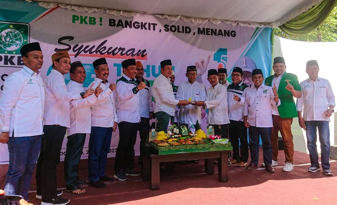 Potong tumpeng harlah PKB ke 25 di Sidoarjo (Foto : Aini/Ngopibareng.id)