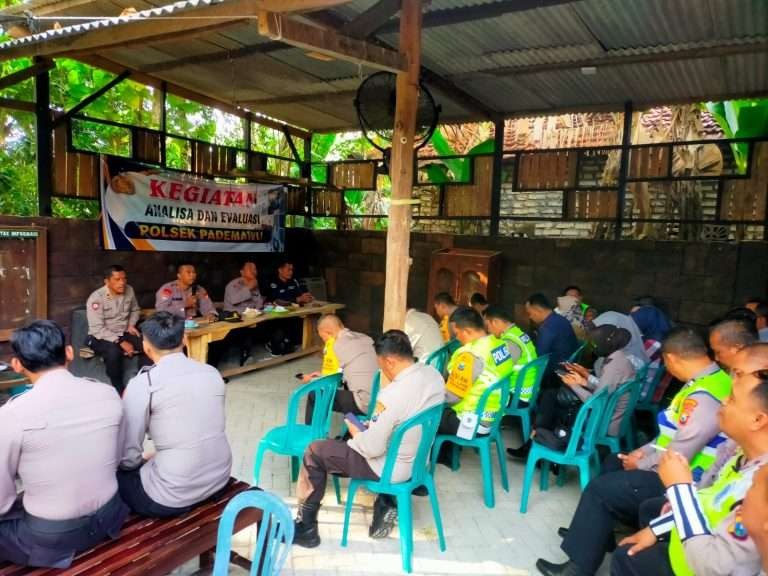 Polisi RW gelar Apel rutin serta analisa dan evaluasi (Anev), di Polsek Pademawu, Pamekasan, Madura pada Rabu 26 Juli 2033. (Foto: Polres Pamekasan)