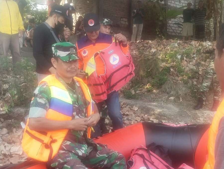 Tim BPBD Lamongan dan Agen Bencana BPBD Jawa Timur sedang melakukan pencarian (Foto : Istimewa)