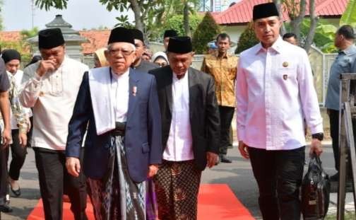 Wapres KH Ms'rug Amin. membuka Roadshow Pondok Pesantren bertajuk “Menguatkan Karakter Pesantren Antikekerasan.  Acara ini berlangsun di Pondok Pesantren An-Nawawi Tanara (Penata), Kabupaten Serang, Baten. ( Foto:Setwapres)