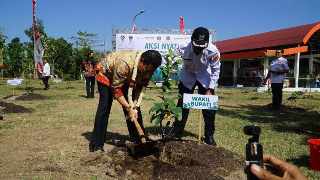 Aksi nyata Gerakan Nasional Revolusi Mental (GNRM) Kabupaten Ngawi dalam pencanangan Ngawi Bersih, dilakukan dengan penanaman pohon, di Taman Dungus Ngawi, pada Rabu 26 Juli 2023.(Foto: dok. kominfo)