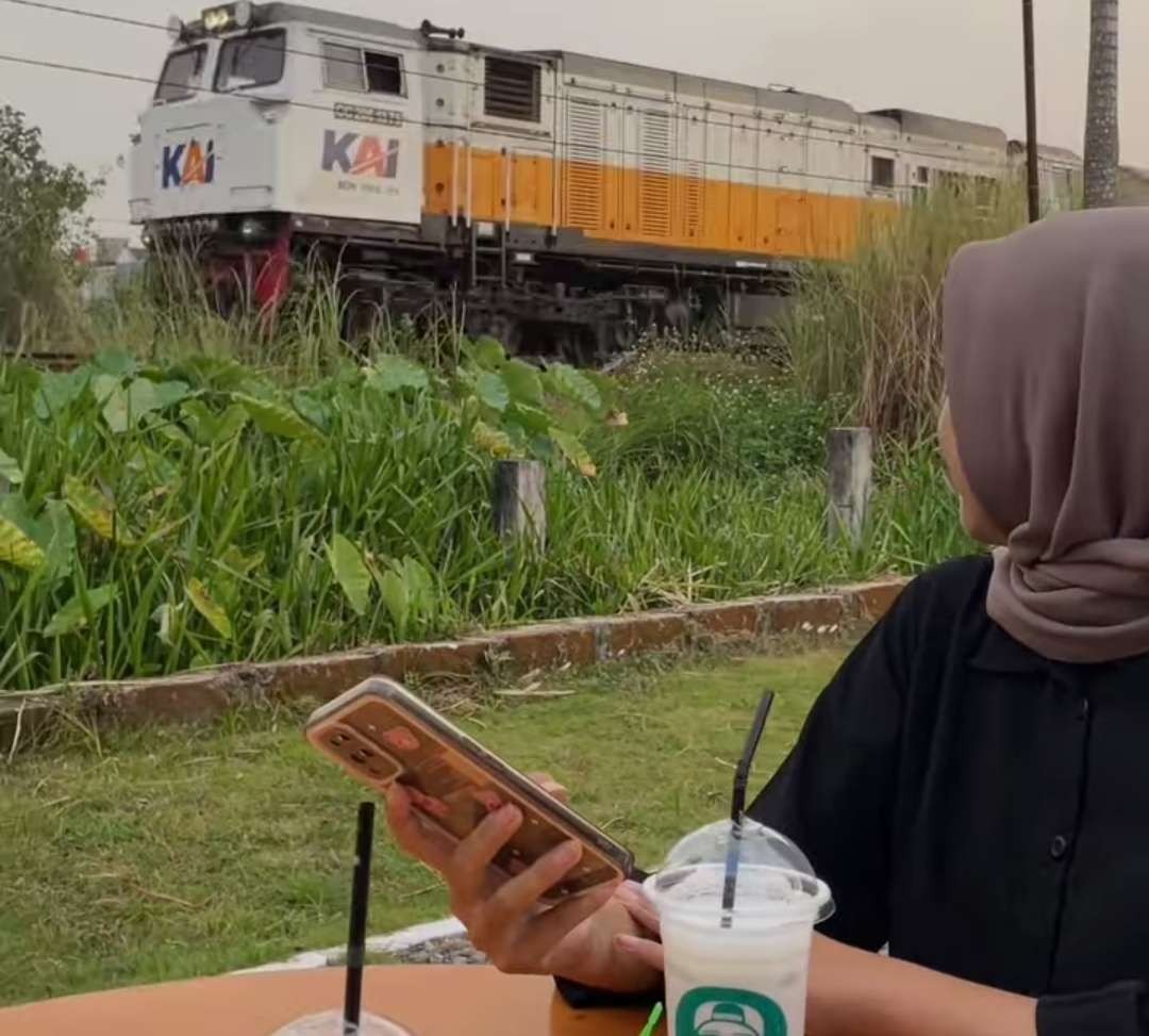 Nongkrong asyik sambil menikmati pemandangan kereta api lewat.(Foto Instagram Bento Kopi Mojokerto)