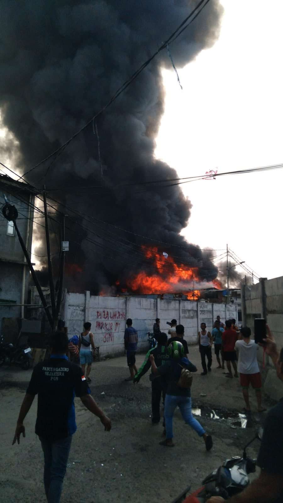 Asap pekat membumbung tinggi hingga meluluhkan lantakkan 400 unit rumah warga di Penjaringan, Jakarta Utara, Minggu 30 Juli 2023. (Foto: Twitter)