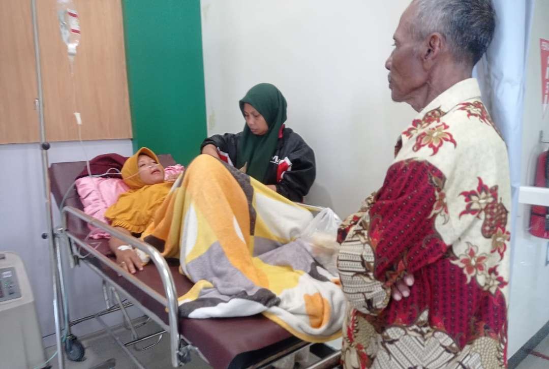 Warga Desa Truni, Kecamatan Babat, Lamongan korban keracunan makanan saat dirawat di RSNU Babat. (Foto :Imron Rosidi/Ngopibareng.id)