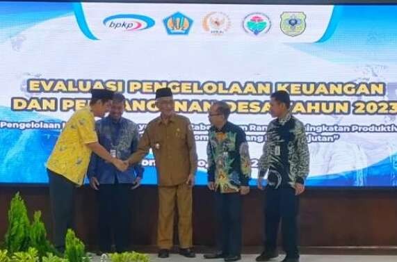 Bupati Bondowoso Salwa Arifin memberikan selamat pada kepala desa penerima penghargaan terbaik Pengelolaan Keuangan Desa 2023 dari BPKP Jatim ( Foto: Guido/Ngopibareng.id)