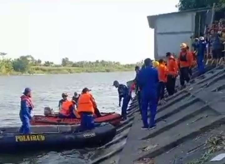 Tim.SAR sedang mengevakuasi korban yang ditemukan. (Foto: Istimewa)