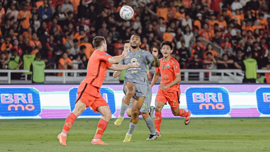 Pemain Persebaya, Paulo Victor (tengah) saat melawan Persija di Stadion Gelora Bung Tomo, Surabaya, Minggu 30 Juli 2023. (Foto: Persebaya)