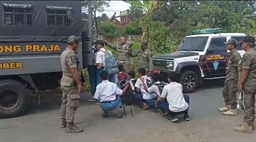 Pelajar yang terjaring razia saat bolos di Jember jalan jongkok menuju truk sebelum dibawa ke kantor Satpol PP (Foto: Dok Satpol PP Jember)