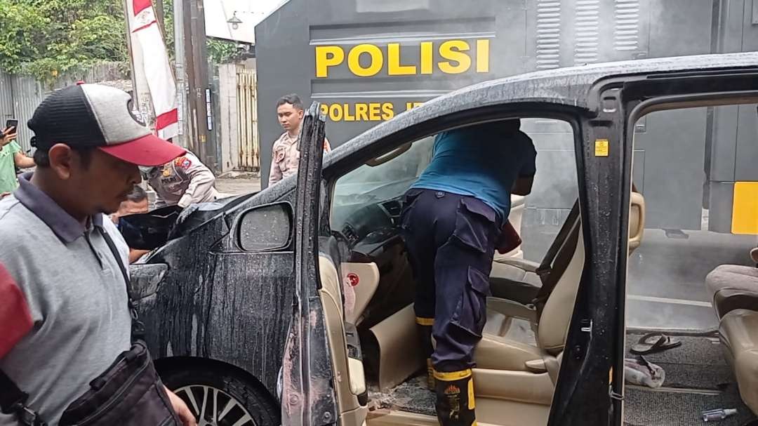 Kondisi Mobil Alphard pasca api berhasil dipadamkan (Foto: Rusdi/Ngopibareng.id)