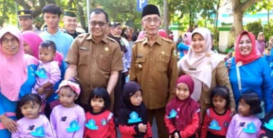 Bupati Bondowoso, Salwa Arifin dan Sekda Bambang Sukwanto bersama anak-anak saat peringatan HAN 2023.(Foto:Guido/Ngopibareng.id)