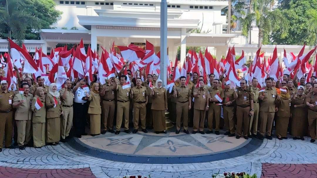 Gubernur Jatim, Khofifah Indar Parawansa (tengah) bersama seluruh pejabat dan ASN pemprov usai apel di Kantor Gubernur Jatim, Surabaya, Senin 31 Juli 2023. (Foto: Fariz Yarbo/Ngopibareng.id)