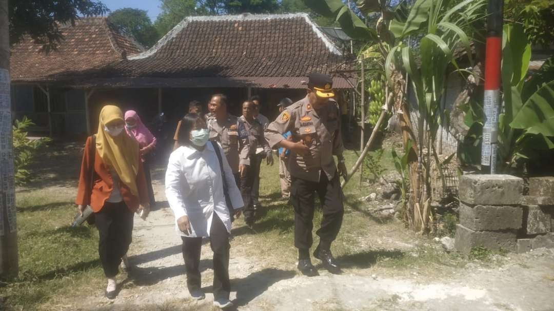 Kapolsek Babat Kompol Ali Kantha saat mengunjungi lokasi hajatan dimana warga keracunan di Desa Truni, Kecamatan Babat, Lamongan (Foto: Imron Rosidi/ngopibareng.id)