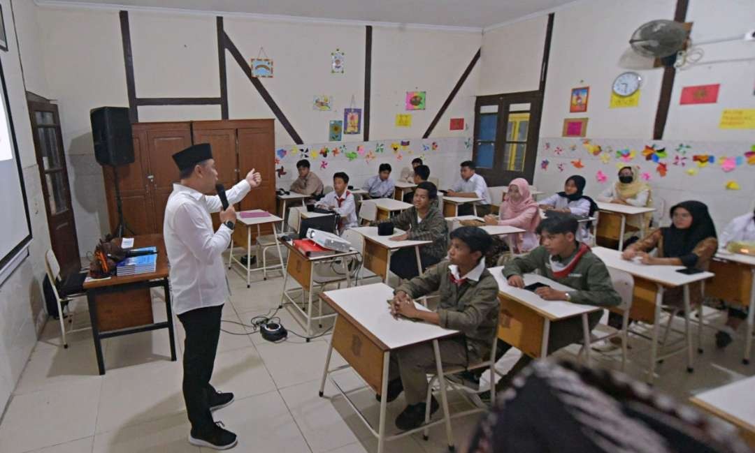 Ilustrasi Walikota Surabaya, Eri Cahyadi saat berada disalah satu sekolah di Surabaya. (Foto: Humas Pemkot Surabaya)