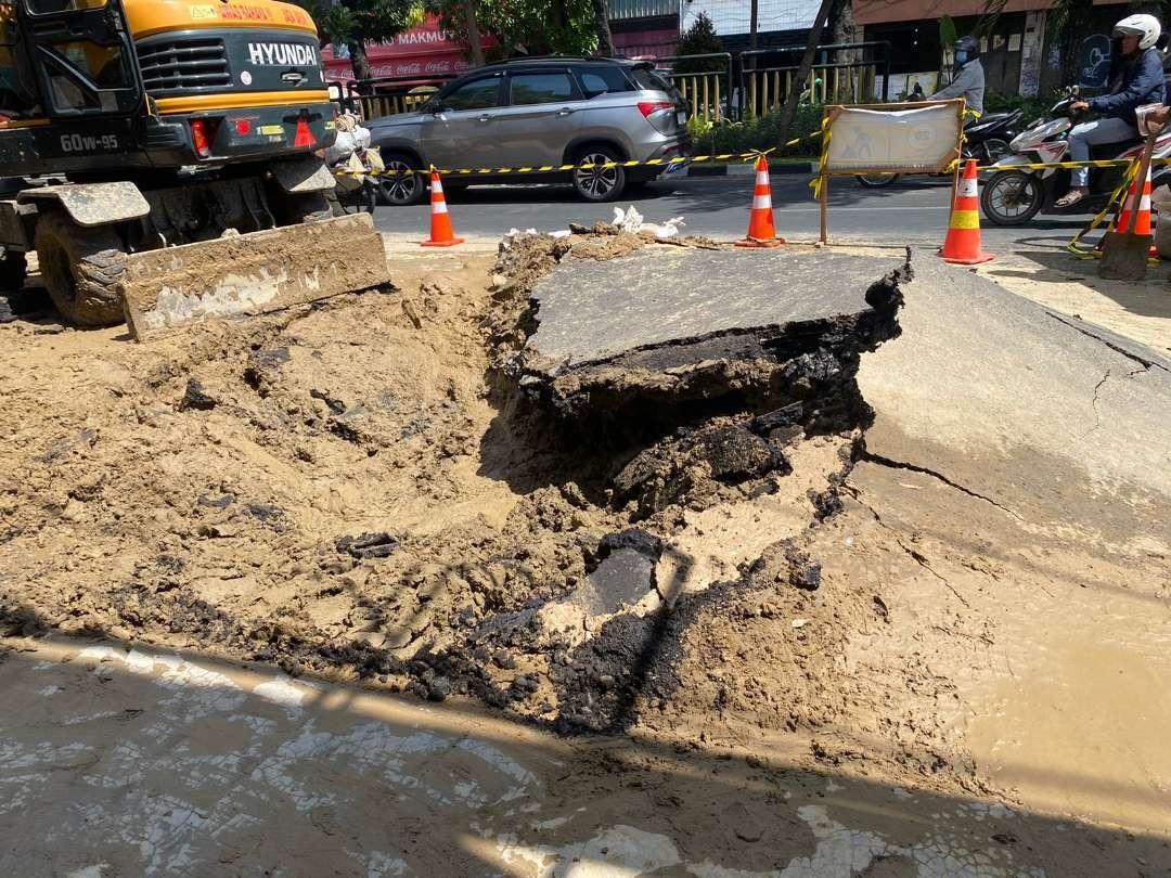 Perbaikan jalan aspal terangkat di kawasan Pasar Kembang Surabaya. (Foto: Dok BPBD)