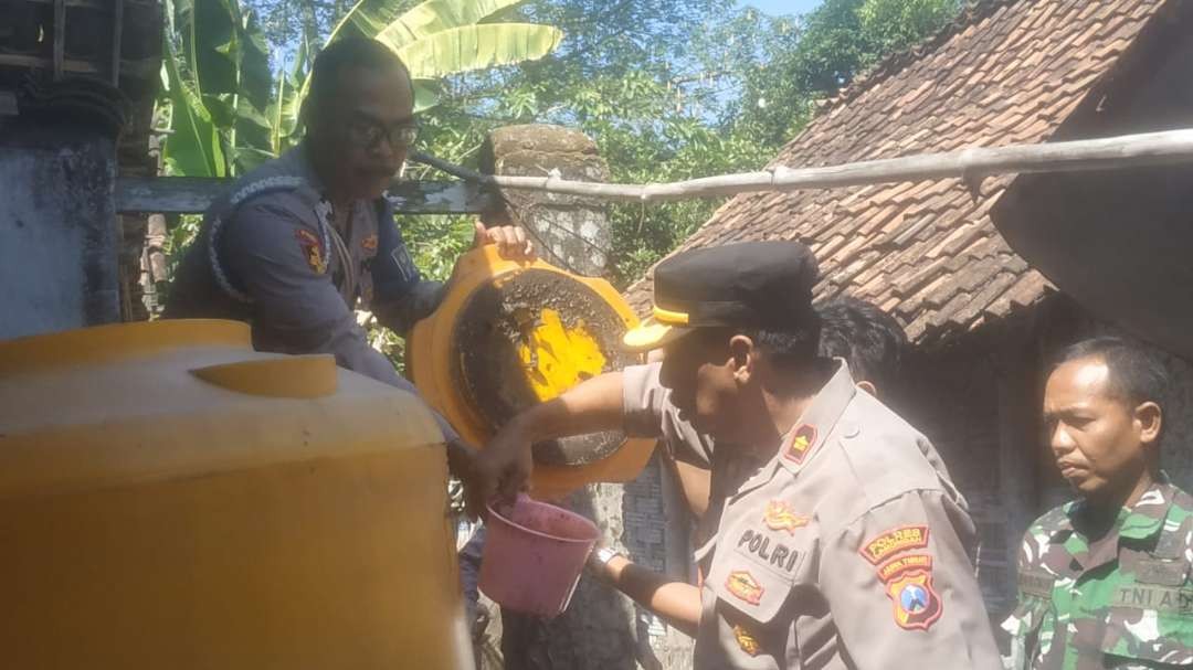 Kapolsek Babat Kompol Ali Kantha bersama Kepala Puskesmas Babat dr Sri Murni saat mengunjungi lokasi kejadian hajatan beracun di Desa Truni, Kecamatan Babat (Imron Rosidi/Ngopbareng.id)