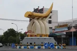 Tugu Kartonyono berada di perempatan jalur utama Kota Ngawi. (Foto: dok. ngawikab)