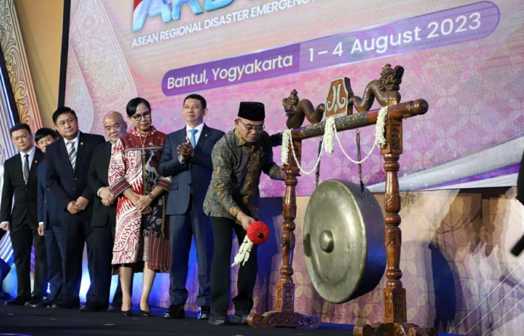 Menko PMK  Muhadjir Effendy saat memberikan sambutan sekaligus membuka acara ASEAN Regional Disaster Emergency Response Simulation Exercise (ARDEX-2023) di Hotel Royal Ambarukmo Yogyakarta. (Foto: Dok Kemenko PMK)