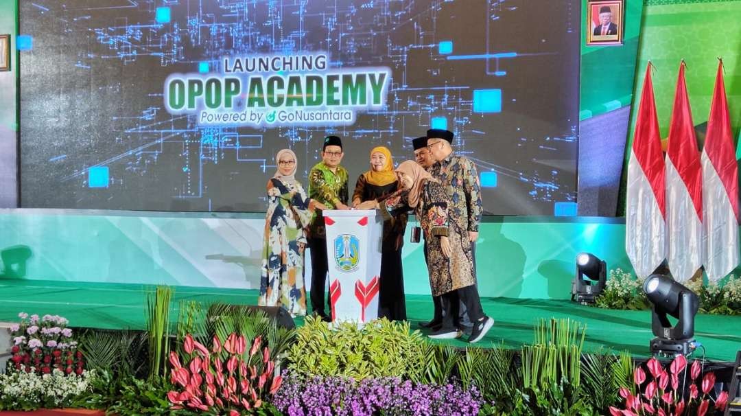 Gubernur Jatim, Khofifah Indar Parawansa, bersama rekanan melakukan launching OPOP Academy Go-Nusantara di Dyandra Convention, Surabaya, Selasa 1 Agustus 2023. (Foto: Fariz Yarbo/Ngopibareng.id)