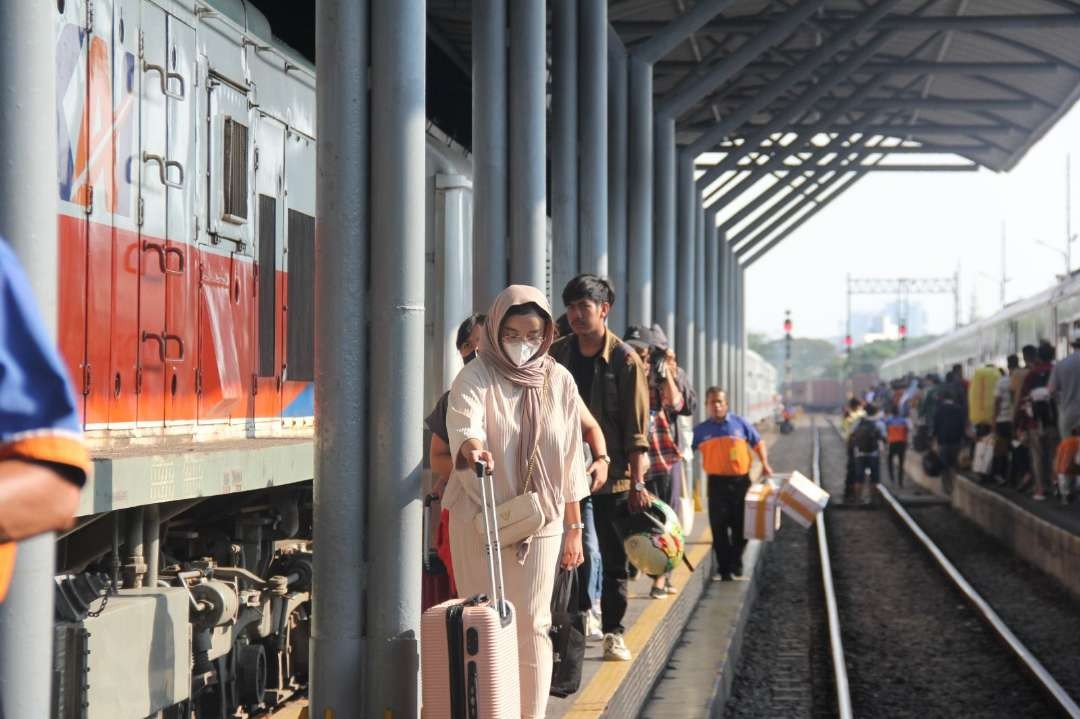 Ilustrasi penumpang KAI yang harus turun sesuai relasi tiket yang dibeli. (Foto: Ist)