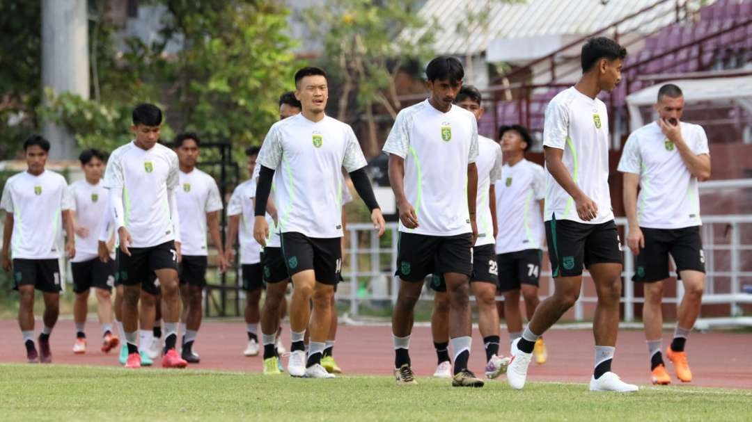 Pemain Persebaya usai menjalani Latihan di Lapangan Thor, Surabaya. (Foto: Fariz Yarbo/Ngopibareng.id)