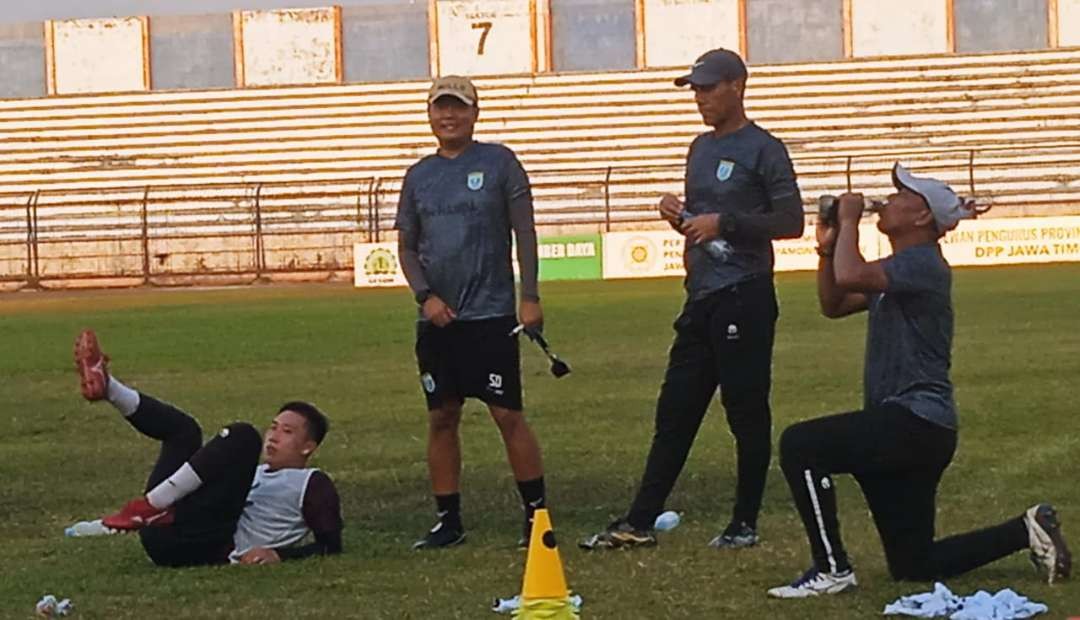 Pemain naturalisasi Lee Yoo Joon langsung bergabung mengikuti latihan Persela (Foto:Imron Rosidi/ngopibareng.id)