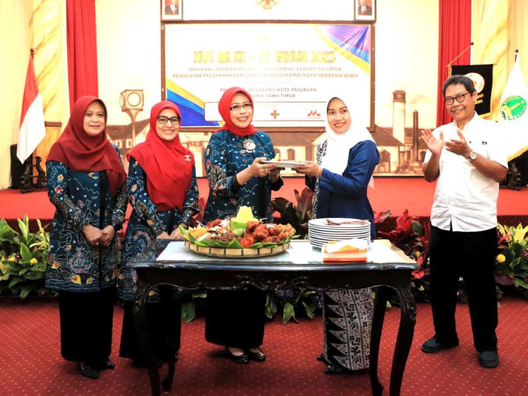 Ketua Tim Penggerak PKK Kota Pasuruan, Fatma Saifullah Yusuf memberikan potongan tumpeng kepada perwakilan IBI. Fat Saifullah Yusuf memberikan sambutan dalam peringatan HUT Ikatan Bidan Indonesia (IBI) ke-72 di Gedung Gradhika Bhakti Praja Kota Pasuruan, Jumat 14 Juli 2023. (Foto: Pemkot Pasuruan)