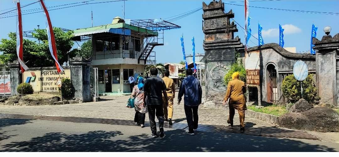 Respon aduan bau gas, Komisi E DPRD Kota Kediri sidak Depo Pertamina (Foto: Fendi Lesmana/Ngopibareng.id)