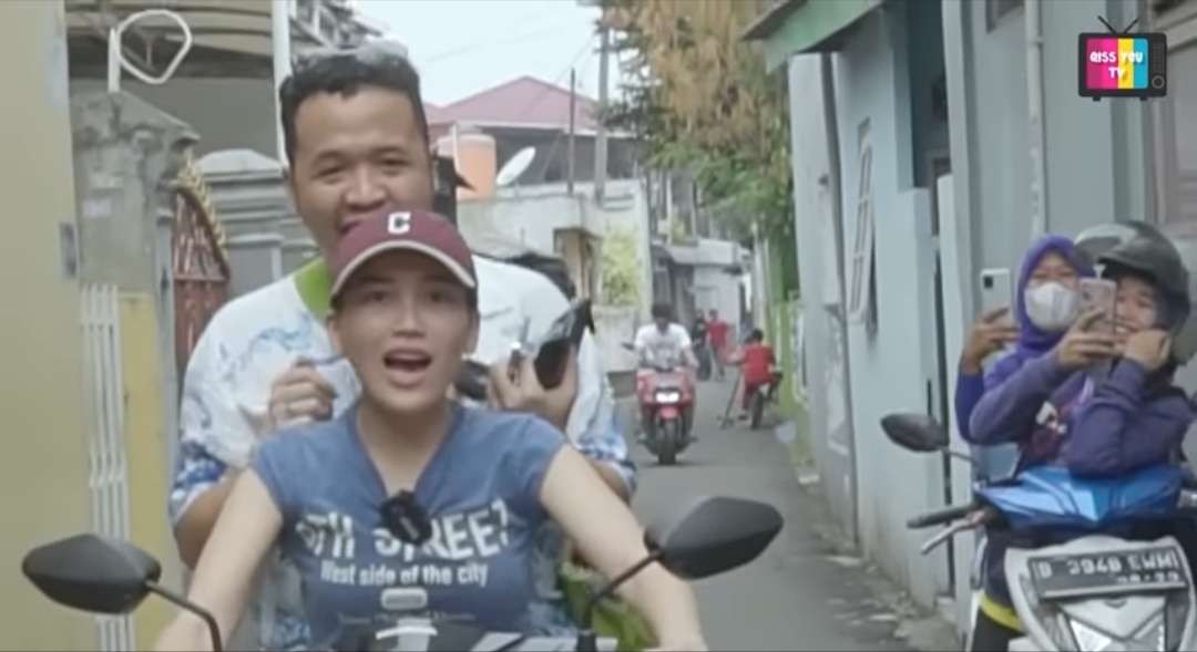 Konten Ayu Ting Ting boncengan motor dan belanja di minimarket dengan Fachrul Hadid video terakhir di Qiss You TV sebelum diretas. (Foto: YouTube)