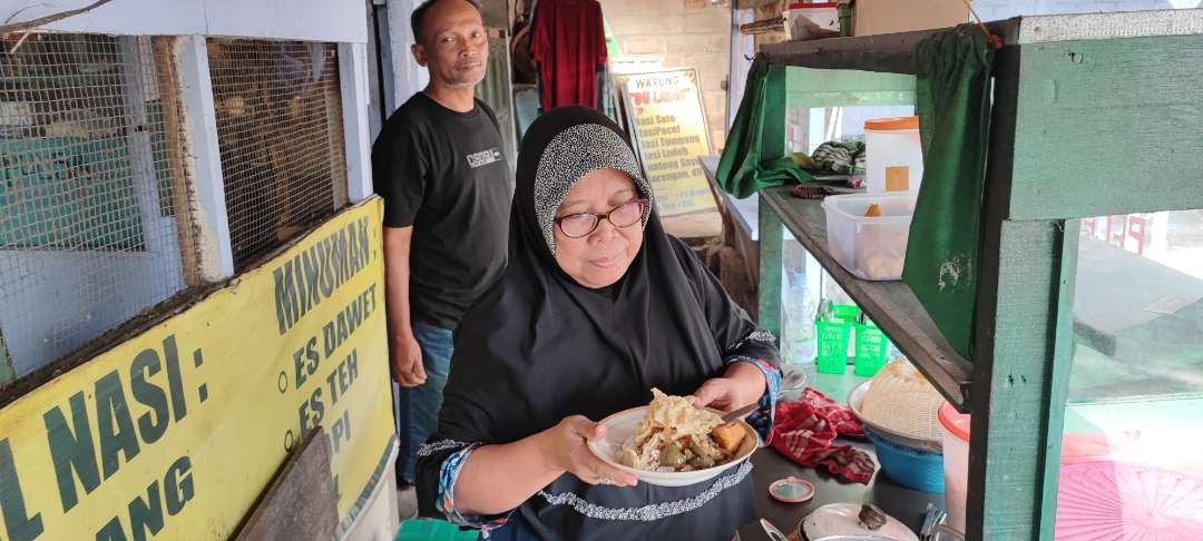 Anak pedagang nasi pecel tumpang di Kediri lulus seleksi penerimaan anggota Polri. (Foto: Fendi Lesmana/Ngopibareng.id)