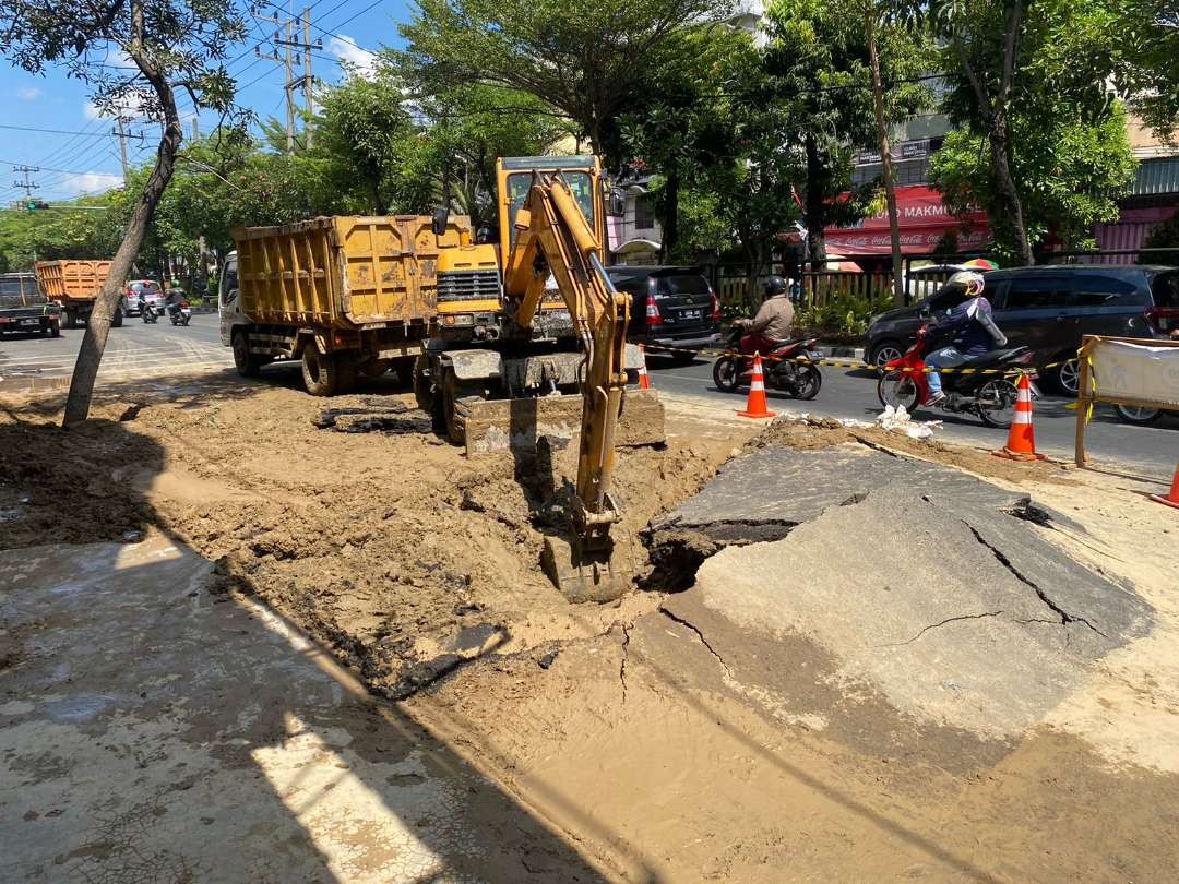 Perbaikan aspal yang terangkat di Jalan Pasar Kembang, Surabaya akibat pengantian pipa terangkat. (Foto: Ist)