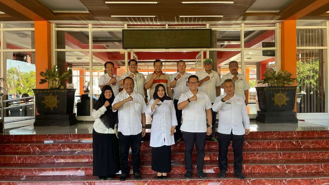 Bupati Mojokerto Ikfina Fahmawati (tengah-bawah) bersama Ketua PB Porprov Jatim H.M. Ali Affandi Mattalitti (kedua dari kanan-bawah). (Foto: Istimewa)