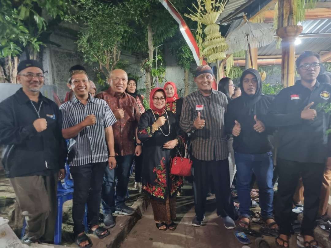 Ketua Komisi C DPRD Kota Kediri Sunarsiwi Ganik Pramana menghadiri kegiatan gerebek suro atau bersih desa di Lingkungan Tirto Udan Kelurahan Tosaren Kecamatan Pesantren Kota Kediri. (Foto: Istimewa)