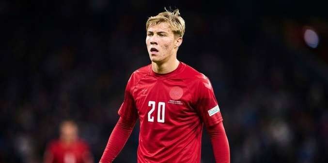 Rasmus Hojlund telah menyelesaikan tes medis di Manchester United. (Foto: Twitter/@RasmusHojundFR)