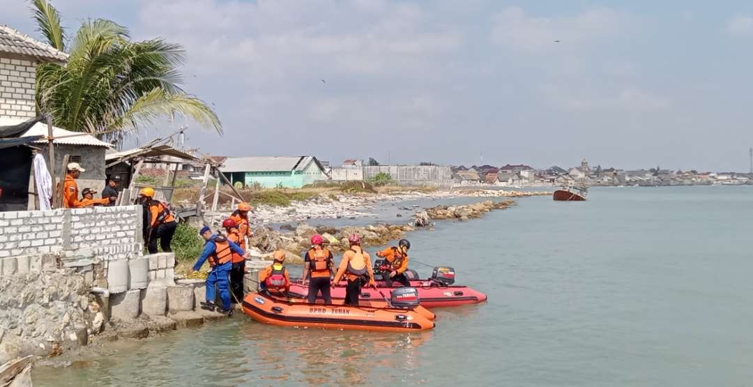 Tim Basarnas, BPBD, dan Polairud melakukan upaya pencarian nelayan di Tuban yang hilang. (Foto: Khoirul Huda/Ngoibareng.id)