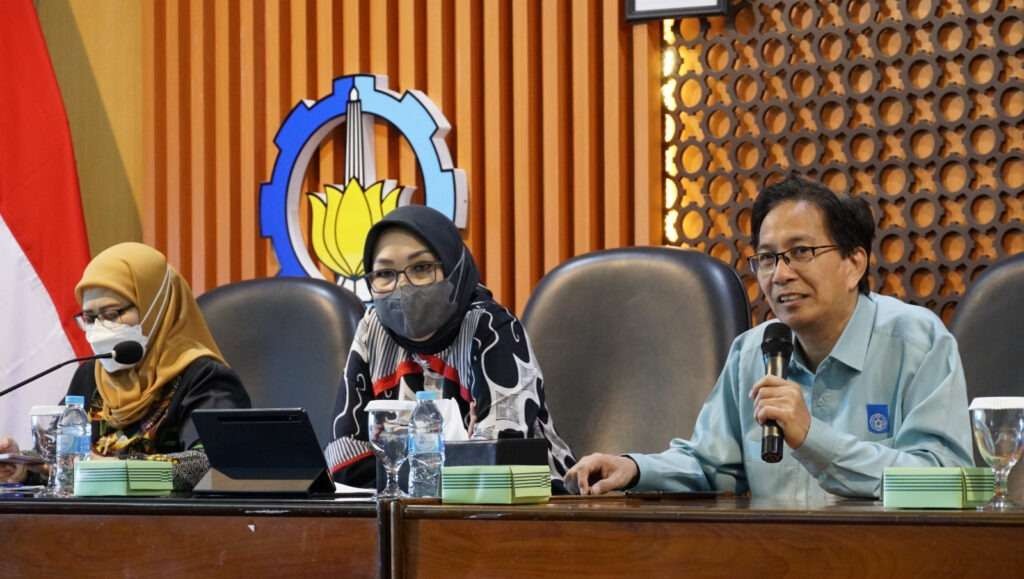 Rektor ITS Prof Dr Ir Mochamad Ashari MEng (kanan). (Foto: its.ac.id)