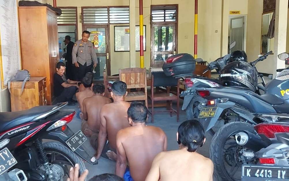 Pelaku pencurian kayu hutan saat berada di Polsek Sambong, Blora. (Foto: Ahmad Sampurno/Ngopibareng.id)