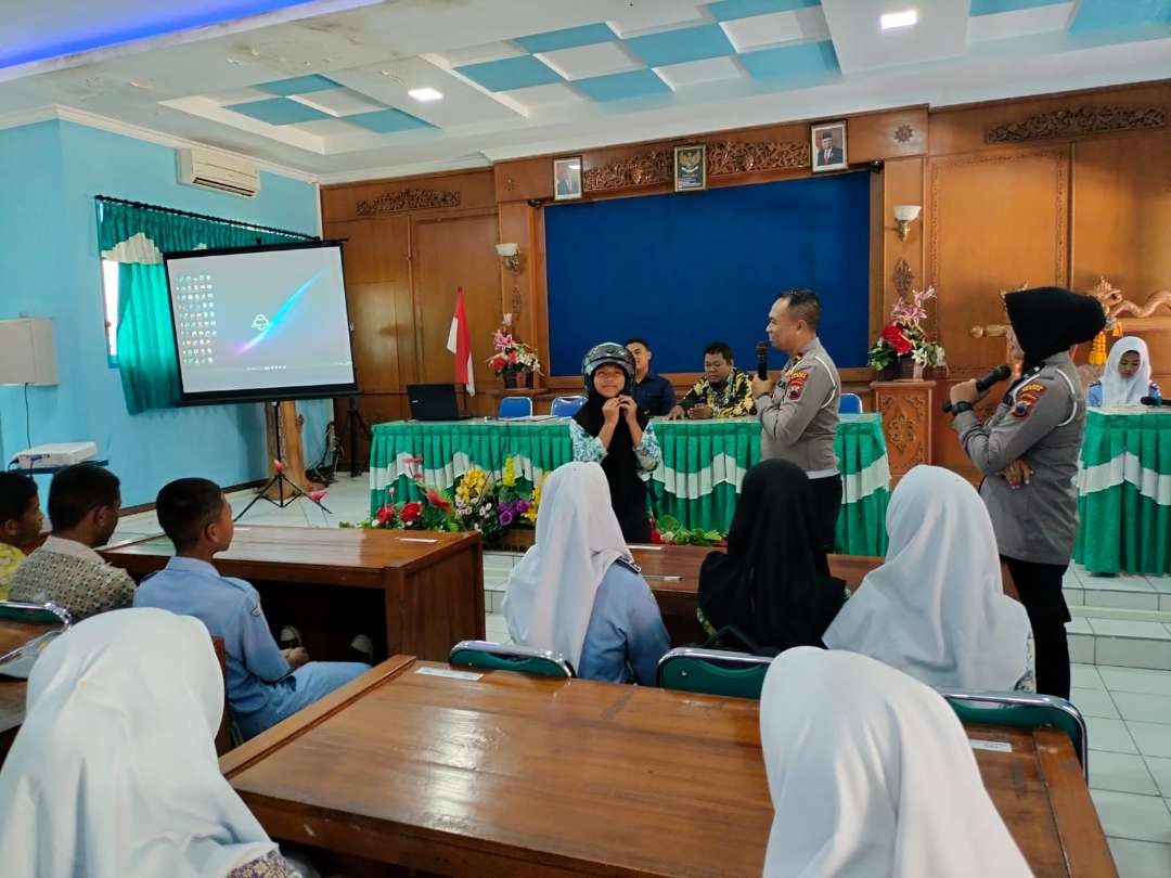 Sosialisasi tertib lalu lintas oleh Satlantas Polres Blora di SMK Negeri. (Foto: Humas Polres Blora)